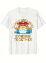 200gのコットン製Tシャツで、白地にオレンジ、イエロー、ブルーのグラデーションを背景に、ヤシの木と猛禽類に挟まれた白いボートのグラフィックがフロントにプリントされている。