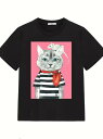 200gのコットンTシャツのフロントには、黒と白のストライプのシャツに赤いスカーフを巻いた猫がプリントされ、猫の頭の上には小さなネズミ、背景はピンクで、全体的にキュートで楽しいスタイルになっている。