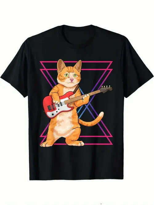 この200gのコットンTシャツは、フロントにオレンジと白の猫のプリントが施され、猫は赤いエレキベースを抱え、背景にはピンクとブルーのラインで構成された幾何学的な三角形の模様が描かれている。