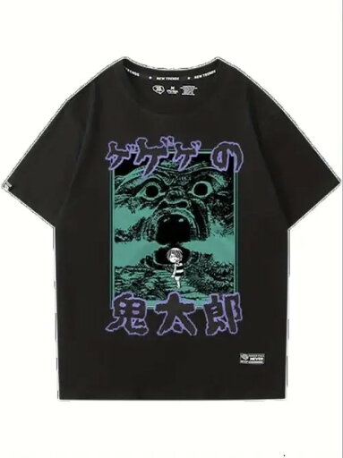 200gのコットンTシャツの前面には和風のプリントが施され、上部には紫色の日本語の文字、中央には巨大な妖怪の顔、顔の下には小さな人物、下部には紫色で「鬼太郎」の文字があり、全体的に日本のアニメや伝統的な妖怪や幽霊の要素を取り入れたスタイルとなっている。 200gのコットンTシャツの前面には和風のプリントが施され、上部には紫色の日本語の文字、中央には巨大な妖怪の顔、顔の下には小さな人物、下部には紫色で「鬼太郎」の文字があり、全体的に日本のアニメや伝統的な妖怪や幽霊の要素を取り入れたスタイルとなっている。