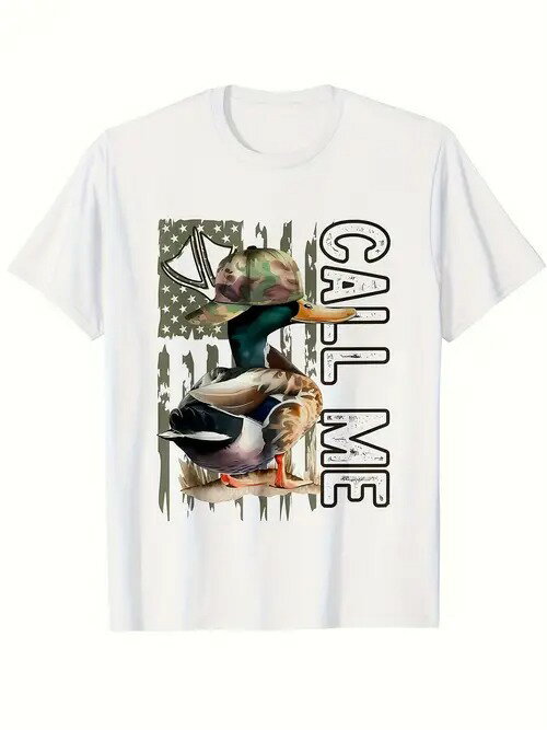 カモフラージュ柄の帽子をかぶったアヒルの背中にアメリカ国旗のグラフィック、右サイドにブラックの大文字をあしらった200gのコットン製Tシャツ。