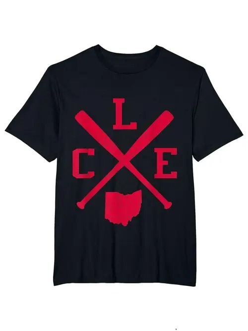 200gのコットンTシャツの中央には赤いグラフィックとテキストが配され、2本の野球のバットが交差し、バットの間に「L」「C」「E」の文字が配置されている。全体のデザインはスポーツと地域の特徴に溢れている。