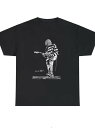 200gのコットンTシャツの中央にプリントされているのは、ギターを背負い、水のようなものの上に立つ白いスケッチ風の人物で、その下には手書き風のサインが入っており、ロックンロールとノスタルジーに溢れたデザインとなっている。