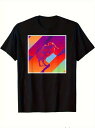 200gのTシャツの中央には、紫、オレンジ、ピンク、ブルーの幾何学的なストライプを背景に、様々な大きさのカラフルな鳥がプリントされている。