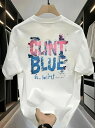 200gのホワイトクルーネック半袖Tシャツ。背中にはカラーテキストがプリントされ、その下に小さくブルーのテキストが配されている。ピュア・コットンを使用したヒップスター・スタイルは、厚手で通気性に優れ、快適な着心地。(4)