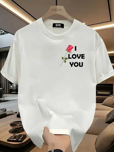 200gの白いクルーネック半袖Tシャツは、左胸の赤いバラのプリントと黒い文字が特徴。ピュア・コットンを使用したヒップスター・スタイルは、厚手で通気性に優れ、快適な着心地。 200gの白いクルーネック半袖Tシャツは、左胸の赤いバラのプリントと黒い文字が特徴。ピュア・コットンを使用したヒップスター・スタイルは、厚手で通気性に優れ、快適な着心地。