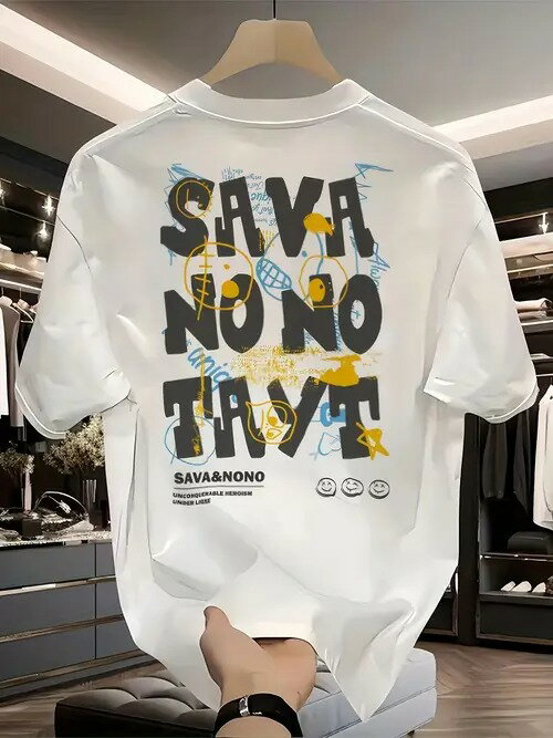200gの白いクルーネック半袖Tシャツの背中には黒い文字がプリントされ、文字の間には黄色と青の模様が施され、その下には顔文字が描かれている。ピュア・コットンを使用したヒップスター・スタイルは、厚手で通気性に優れ、快適な着心地。