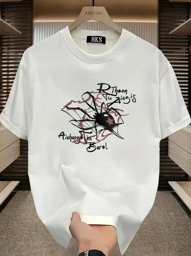 200gのホワイト・クルーネック半袖Tシャツのフロントにはブラックの蜘蛛のグラフィックと蜘蛛の巣の装飾が施され、その周りをブラックのアートレタリングの文字が囲んでいる。ピュア・コットン製で、着心地がよく通気性に優れ、厚手の生地感です。 200gのホワイト・クルーネック半袖Tシャツのフロントにはブラックの蜘蛛のグラフィックと蜘蛛の巣の装飾が施され、その周りをブラックのアートレタリングの文字が囲んでいる。ピュア・コットン製で、着心地がよく通気性に優れ、厚手の生地感です。