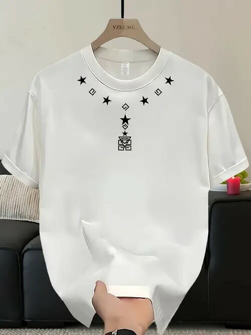 200gのホワイト・クルーネック半袖Tシャツで、ネックライン周りにブラックの星と幾何学模様の装飾が施されている。ピュア・コットンを使用し、着心地と通気性に優れ、厚みのある風合いです。
