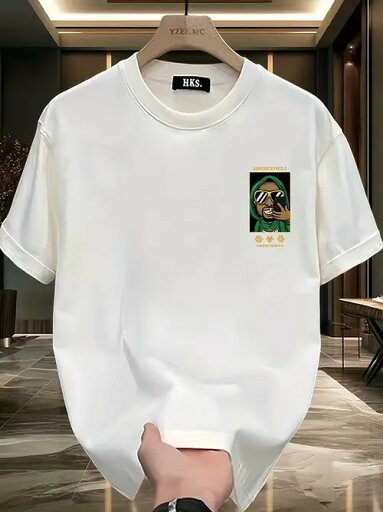 左胸にカートゥーン・キャラクターのグラフィックをあしらった200gホワイト・クルーネック半袖Tシャツ。キャラクターはサングラスをかけ、グリーンの服を着ており、グラフィックはゴールドカラーの装飾とテキストに囲まれている。 左胸にカートゥーン・キャラクターのグラフィックをあしらった200gホワイト・クルーネック半袖Tシャツ。キャラクターはサングラスをかけ、グリーンの服を着ており、グラフィックはゴールドカラーの装飾とテキストに囲まれている。