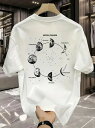 200gのホワイトクルーネック半袖Tシャツ。背中にムーンフェイズ・チェンジのグラフィックがプリントされ、ヒップスタースタイル。