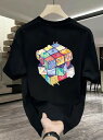 背中にカラフルなルービックキューブがプリントされた、200gのブラック・ラウンドネック半袖Tシャツ。コットン素材を使用したヒップスタースタイルで、着心地と通気性に優れている。