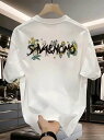 200gの白い丸首半袖Tシャツ。背中には黒い文字がプリントされ、文字の周りには小さな黄色い花や緑の葉などの植物モチーフがあしらわれています。ヒップスタースタイルは、快適で通気性の良いコットン素材で作られている。