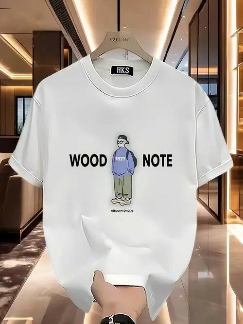 200gの白いクルーネック半袖Tシャツは、前面に黒い文字、中央に青いトップス、緑のズボン、黒いリュックサックと帽子を身につけた漫画のキャラクターが描かれている。コットン素材は肌触りがよく、通気性に優れている。