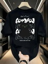 200gの黒クルーネック半袖Tシャツは、背中に黒猫のプリントと、黒猫を囲む繰り返し白文字が特徴。このヒップスタースタイルはピュアコットン製で、着心地がよく通気性に優れ、厚手の生地感です。