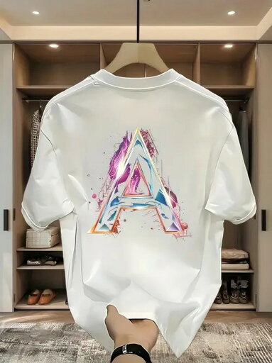 ピンク、パープル、ブルー、オレンジのカラフルな 「A 」の文字を背中に配した200gのホワイト半袖Tシャツ。コットンの生地は着心地がよく、通気性に優れている。 ピンク、パープル、ブルー、オレンジのカラフルな 「A 」の文字を背中に配した200gのホワイト半袖Tシャツ。コットンの生地は着心地がよく、通気性に優れている。