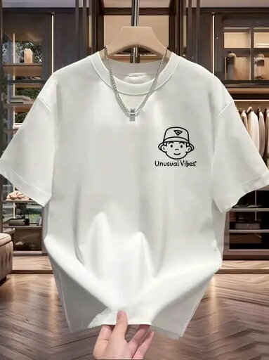 200gのホワイト半袖Tシャツは、左胸に帽子をかぶったカートゥーン・ヘッド・グラフィック、その下にブラック・テキストを配したシンプルでキュートなトレンディ・スタイル。コットンの生地は着心地がよく、通気性に優れている。 200gのホワイト半袖Tシャツは、左胸に帽子をかぶったカートゥーン・ヘッド・グラフィック、その下にブラック・テキストを配したシンプルでキュートなトレンディ・スタイル。コットンの生地は着心地がよく、通気性に優れている。