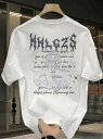 200gのホワイト半袖Tシャツ。背中にはブラックのゴシック・フォント、中央には蛇のコイル模様、その周りにはダークで個性的な英語。コットンの生地は着心地がよく、通気性に優れている。