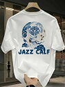200gの白い半袖Tシャツは、青と白の配色で鶴と雲、そして背中には伝統的な漢字の「西」が描かれ、伝統的な要素とモダンなスタイルが融合した、個性的でアーティスティックなデザインとなっている。コットンの生地は着心地がよく、通気性に優れている。
