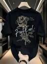 骸骨の手に抱かれたバラが背中に描かれ、白い英語で囲まれた200gの黒の半袖Tシャツ。アーティスティックなタッチの個性的なスタイル。コットンの生地は着心地がよく、通気性に優れている。