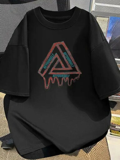 フロントに赤と青緑のグラフィックとヒップスタースタイルの文字が入った200gの黒半袖Tシャツ。コットン生地で、着心地が良く通気性が良い。 フロントに赤と青緑のグラフィックとヒップスタースタイルの文字が入った200gの黒半袖Tシャツ。コットン生地で、着心地が良く通気性が良い。