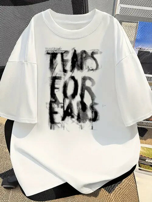 200gのホワイト半袖Tシャツに、エイジング加工を施したインクを散りばめたようなフォントでブラックの文字があしらわれ、トレンディで個性的なスタイルに。ヒップスタースタイル、コットン生地で着心地がよく、通気性も抜群。