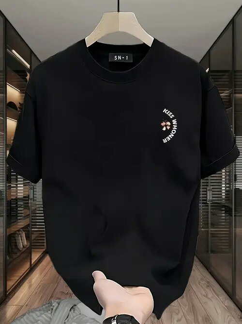 左胸にホワイトの文字とグラフィックをあしらった200gのブラック半袖Tシャツは、個性を感じさせるミニマルなスタイル。ヒップスタースタイル、コットン生地で着心地がよく、通気性も抜群。