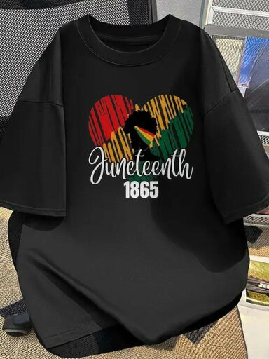 200gの黒い半袖Tシャツ。前面にはアフロ・ヘアスタイルの輪郭を含むカラフルなハート柄がプリントされ、白い文字もプリントされている。ピュア・コットン製で、着心地がよく通気性に優れ、毛玉ができにくく、型くずれしにくい。 200gの黒い半袖Tシャツ。前面にはアフロ・ヘアスタイルの輪郭を含むカラフルなハート柄がプリントされ、白い文字もプリントされている。ピュア・コットン製で、着心地がよく通気性に優れ、毛玉ができにくく、型くずれしにくい。