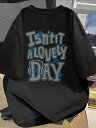 200gの黒の半袖Tシャツ、背中にはレタリング、文字の間にはブルーの星、「DAY」の「A」はヘッドフォンのデザイン。ユニセックスのコットン素材で、着心地がよく、通気性があり、毛玉ができにくく、変形しにくいです。
