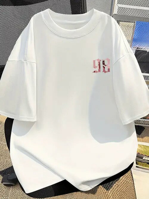 左胸にピンクの 「98 」プリント入り、200gの白半袖Tシャツ。ピュア・コットンを使用しているため、着心地がよく、通気性に優れ、毛玉ができにくく、型くずれしにくい。