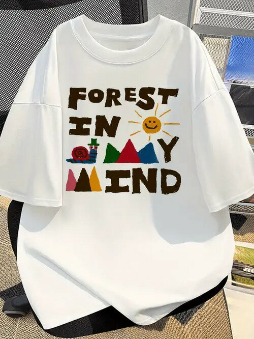 200gの白い半袖Tシャツにプリントされた文字、太陽、山、カタツムリなどのモチーフは、子供たちの楽しさと自然を感じさせるスタイルです。素材はコットンで着心地がよく、通気性も抜群。