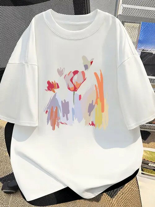 カラフルな花と蝶のプリントが新鮮でアーティスティックなスタイルを演出する、200gの白い半袖Tシャツ。素材はコットンで、肌触りがよく、通気性に優れています。