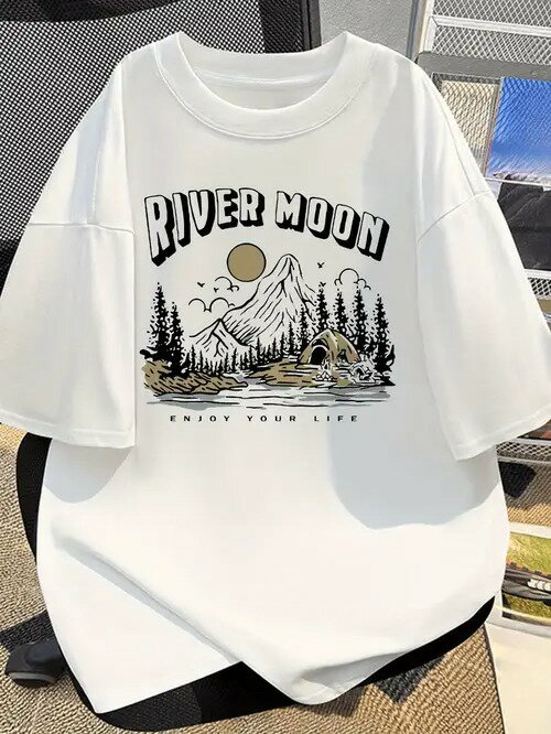 200gの白い半袖Tシャツに、文字だけでなく、山、木、テント、太陽などのアウトドア要素のパターンをプ..