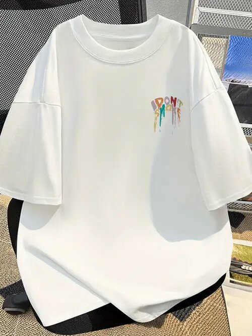 左胸にカラー文字と差し色を配した200gの白半袖Tシャツは、個性的で流行の最先端を行くスタイル。