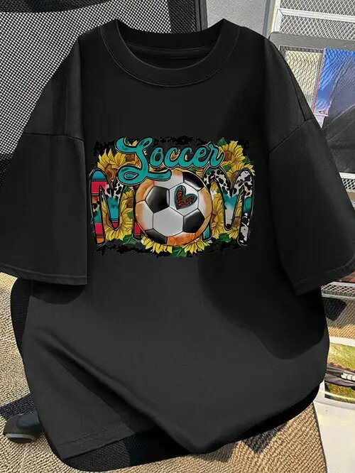 200gのブラック半袖Tシャツは、ひまわりなどに囲まれた色鮮やかなフットボール・プリントが特徴で、スポーティで若々しいスタイル。ゆったりとしたコットン素材を使用し、快適な着心地と通気性を実現。