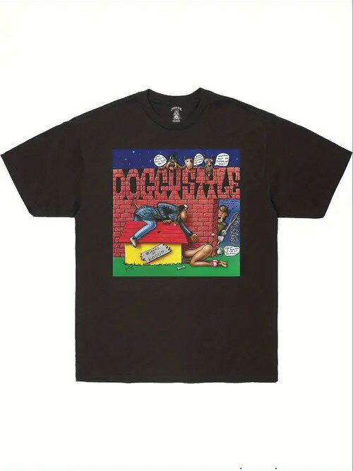 200gのコットンTシャツの前面にはコミックブック風のプリントが施され、背景の赤レンガの壁にはテキストが書かれ、青い服を着た男女がいくつかのダイアログ・ボックスに囲まれている。