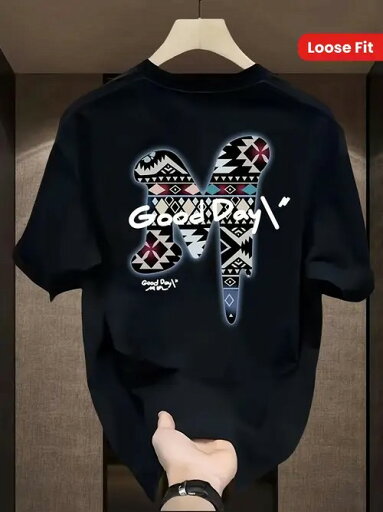 幾何学模様の「M」の文字と「Good Day」の文字が背中にあしらわれた200gのブラックTシャツは、トレンドのパーソナル・スタイル。ゆったりとしたフィット感。 幾何学模様の「M」の文字と「Good Day」の文字が背中にあしらわれた200gのブラックTシャツは、トレンドのパーソナル・スタイル。ゆったりとしたフィット感。