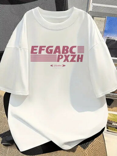 200gのホワイトTシャツは、左胸に文字と四角のパターンを配したミニマルなスタイル。ピュア・コットンの生地は快適で通気性が良く、汗をよく吸収する。ルーズフィットで幅広い体型に対応するユニセックス・スタイル。