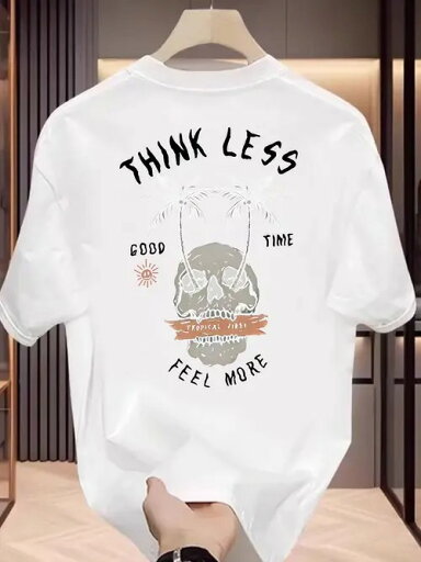 200gユニークで態度にあふれています!白い服の裏には、黒い文字で「THINK LESS FEEL MORE」とプリントされています。中央にはドクロオブジェ、両サイドにはパームツリー、そして「GOOD TIME」「TROPICAL VIBES」と、気ままに楽しもうというメッセージが込められています。 200gユニークで態度にあふれています!白い服の裏には、黒い文字で「THINK LESS FEEL MORE」とプリントされています。中央にはドクロオブジェ、両サイドにはパームツリー、そして「GOOD TIME」「TROPICAL VIBES」と、気ままに楽しもうというメッセージが込められています。