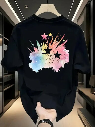 200gのブラック・クルーネック半袖Tシャツ。背中にはカラフルなインクを散りばめたような柄と星のエレメントがあしらわれている。着心地と通気性に優れたピュア・コットン製。トレンディでアーティスティックなデザインで、幅広い体型の方に似合うルーズフィット。 200gのブラック・クルーネック半袖Tシャツ。背中にはカラフルなインクを散りばめたような柄と星のエレメントがあしらわれている。着心地と通気性に優れたピュア・コットン製。トレンディでアーティスティックなデザインで、幅広い体型の方に似合うルーズフィット。