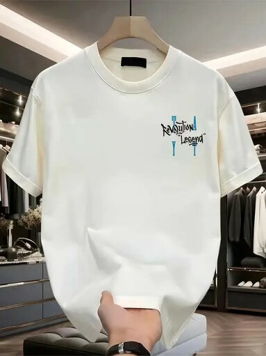 左胸にレタリング・プリントをあしらった200gのホワイトTシャツは、シンプルながらトレンドのスタイル。ピュアコットンを使用し、快適で通気性に優れている。 左胸にレタリング・プリントをあしらった200gのホワイトTシャツは、シンプルながらトレンドのスタイル。ピュアコットンを使用し、快適で通気性に優れている。