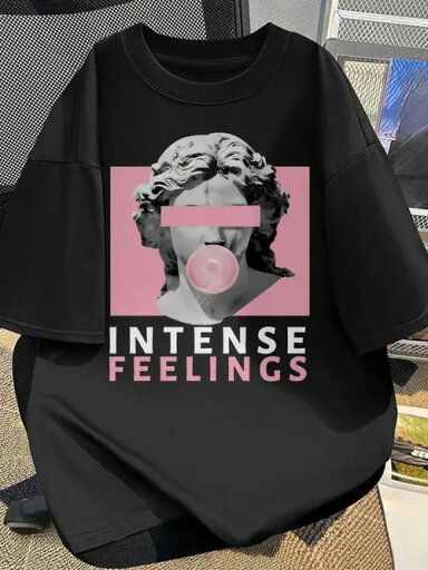200gのブラックのTシャツには、バブルガムを吹く石膏型やアルファベットの文字など、ポップな雰囲気のグラフィックがプリントされ、トレンドとヴィンテージの要素が融合したユニークでアーティスティックなスタイルとなっている。 200gのブラックのTシャツには、バブルガムを吹く石膏型やアルファベットの文字など、ポップな雰囲気のグラフィックがプリントされ、トレンドとヴィンテージの要素が融合したユニークでアーティスティックなスタイルとなっている。