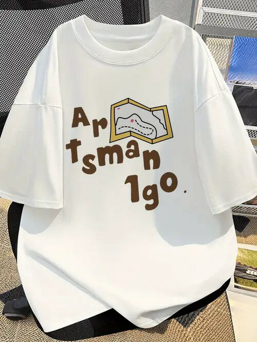 200gのホワイトTシャツにはモノグラムと地図のモチーフがプリントされ、文学的で個性的なスタイルを演出。