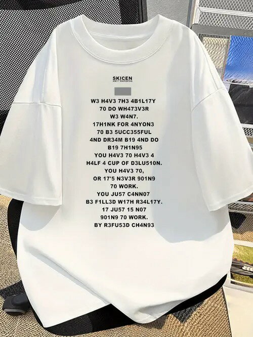 楽天エムーエムショップ200gの白いTシャツには、一見ランダムに見える組み合わせで多数の文字、数字、記号がプリントされ、ストリート的なひねりを効かせたユニークで個性的なスタイルとなっている。