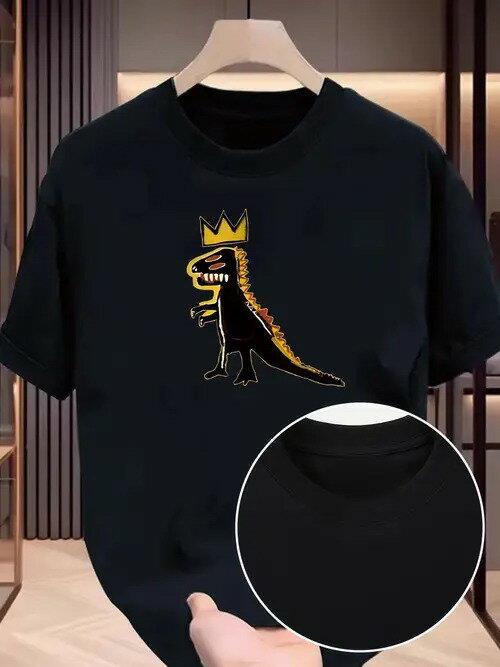金色の王冠をかぶった恐竜がプリントされた200gのブラックTシャツは、キュートでありながら圧倒的なスタイルで、子供らしくクリエイティブ。着心地と通気性に優れたピュア・コットン製。