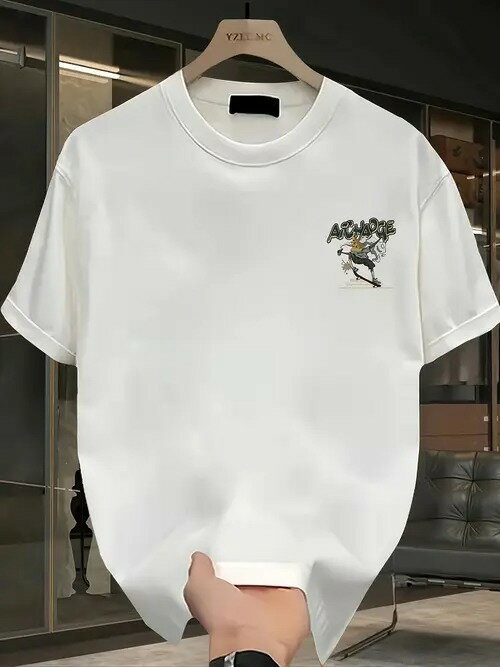 左胸にレタリングとキャラクターデザインの200gホワイトラウンドネック半袖Tシャツ。着心地と通気性に優れたピュア・コットンを使用し、ルーズフィットで男女兼用。