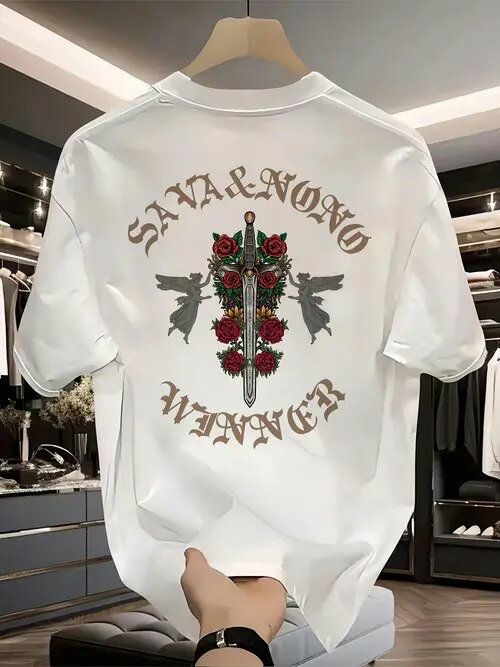 200gの白いクルーネック半袖Tシャツ、ユニセックス。背中には繊細なパターンが施され、中央には赤いバラをあしらった剣、サイドにはケルビムのイメージ、上下にはアーティスティックな文字があしらわれています。ゆったりとしたユニセックス・フィット。