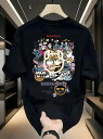 200gの黒丸首半袖Tシャツ、背中にはカラフルな漫画柄が描かれ、モンスター、スカル、星などが描かれている。トレンディで個性的なデザインで、幅広い体型の方に似合うルーズフィット。