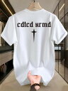 モノグラムと黒の十字架が背中にプリントされた200gのホワイトTシャツは、ミニマルなスタイルにダークなトレンドの香りが漂う。ピュア・コットン製で着心地がよく通気性に優れ、シンプルなフォルム。