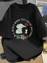200gのブラックTシャツは、子ゾウのために傘をさしたゾウが描かれ、キュートな癒し系の中に温かさや親しみやすさを表現している。